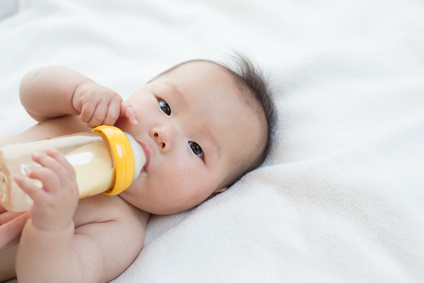 哺乳瓶と赤ちゃん