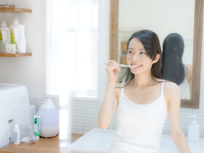 歯磨き中の女性 歯磨き中の女性