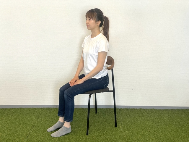 イスに座る女性 イスに座る女性